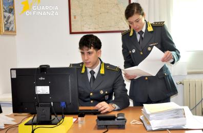 S.Pietro Vernotico, guidava auto con targa falsa e con la patente sospesa: denunciato un giovane