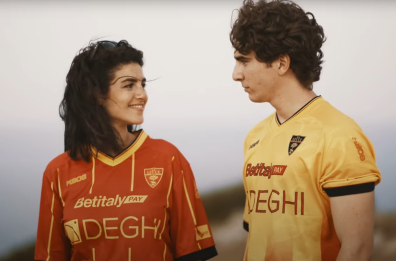 U.S. Lecce, svelate la prima e la terza maglia per la stagione 2025/2026: tradizione e innovazione a braccetto