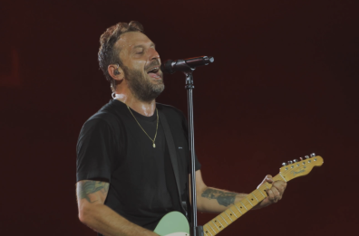 Bari, Cesare Cremonini omaggia dal palco gli Oasis: «È la musica che ascoltavamo da ragazzi»