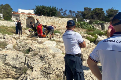 Tragedia a Castro, 65enne trovato senza vita tra gli scogli in località Acquaviva: probabile malore durante il bagno