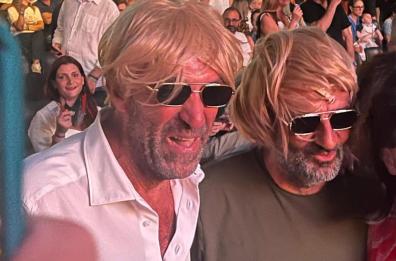 Bari, il delirio per gli Oesais genera fan: al concerto anche Leccese e Decaro con parruccone bionde