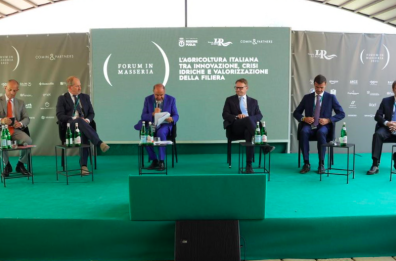 L’agricoltura in allarme: rischio dazi e siccità. Lollobrigida: «Serve compromesso tra Europa e Usa»