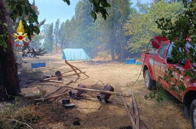 Matera, scoppia l'incendio nella masseria: fiamme in 130 ettari, messo in salvo un gruppo scout