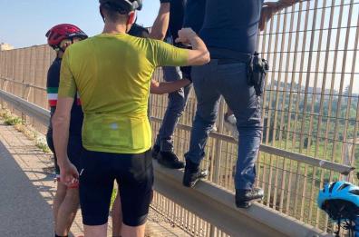 Otranto, minaccia di gettarsi da un cavalcavia: 39enne salvato da due agenti