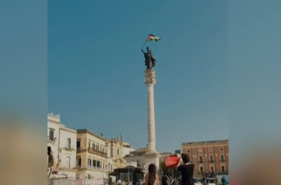La statua di Sant’Oronzo con la bandiera della Palestina: un video in CGI da Lecce lancia un messaggio simbolico