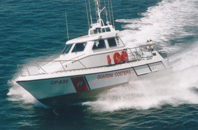 Mola, naviga col pilota automatico: peschereccio sbatte contro il molo a Otranto