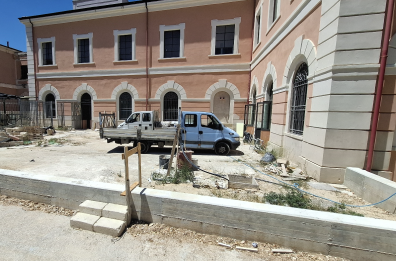 Ex Manifattura a Bari, regna il degrado: «C’è la paura di lavorare»