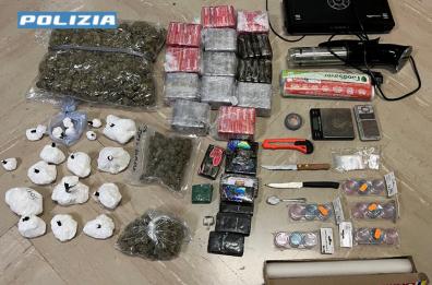 Noicattaro, casa trasformata in deposito con quasi 10kg di cocaina, hashish e marijuana: arrestati due giovani