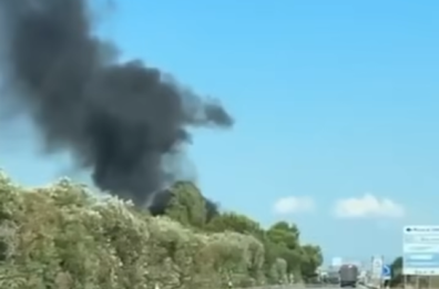Vasto incendio a Lesina: chiuso un tratto della SS16, traffico deviato. Disagi anche per i treni