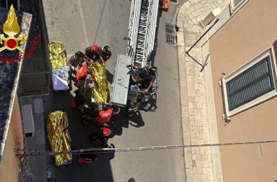 Monteroni, crolla solaio di una casa in ristrutturazione: tre operai estratti vivi, in ospedale in codice rosso