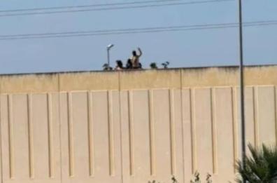Weekend di proteste al Cara di Bari: migranti sui tetti per chiedere condizioni di vita migliori