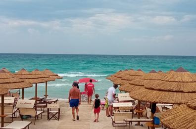 Paura a Torre Lapillo, turisti non riescono a tornare a riva per la corrente: bagnini 18enni si tuffano e li salvano