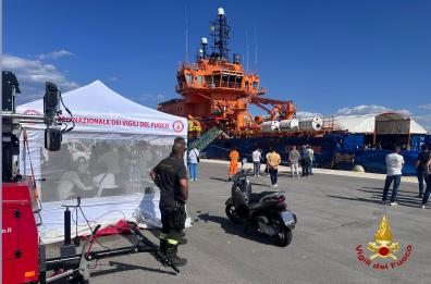 Bari, sbarcata nave con 92 migranti: a bordo 38 minori e una donna incinta