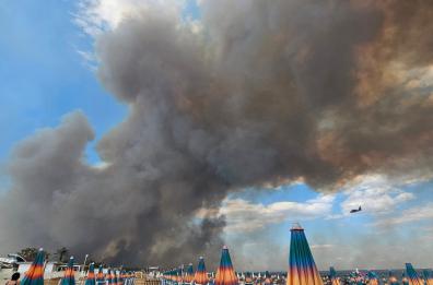 Incendi sulla costa jonica lucana, fiamme lambiscono Metaponto e Bernalda. Intossicato bimbo di 8 mesi. Turisti evacuati via mare. Fiamme domate dopo ore
