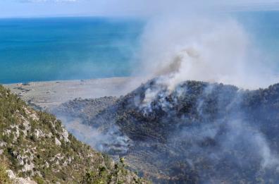 Monte Sant'Angelo, canadair fermano l'incendio ad ovest del paese: evacuati due anziani residenti a valle