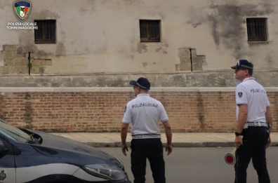 Torremaggiore, uomo armato di cacciavite aggredisce anziana passante e agenti: fermato dalla Polizia Locale