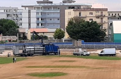 Allo Stadio comunale Nicola Lapi di Trani compaiono le torri faro, ma l’erba è tutta da rifare
