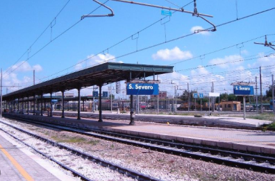 Il vento alimenta di nuovo l'incendio nel Foggiano: riaperta la linea ferroviaria tra Termoli e San Severo