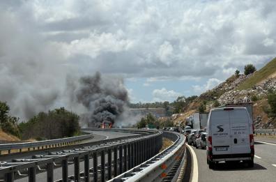 Veicolo in fiamme sulla A14: tratto chiuso tra San Severo e Poggio Imperiale, riaperto dopo due ore