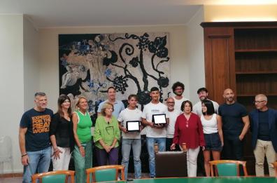San Cataldo, salvano tre persone in mare: il Comune premia due giovani bagnini