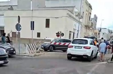 Presicce-Acquarica, auto si blocca tra le sbarre del passaggio a livello mentre il treno sta passando sui binari FOTO/VIDEO