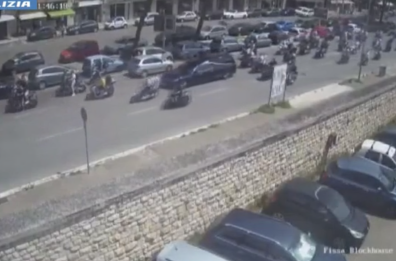Bari, corteo con «inchino» al carcere. I motociclisti si difendono: «Arroganti, ma non mafiosi»
