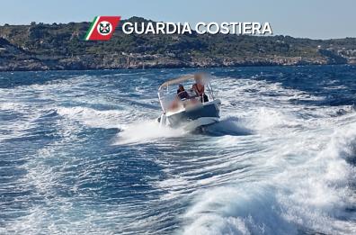 Santa Maria di Leuca, turisti escono in barca nonostante il mare mosso: salvati dalla guardia costiera
