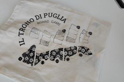 Dalle cacce al tesoro a Bari Vecchia alle carte con i rosoni di San Nicola: Fleet Save, il collettivo che racconta la Puglia con il gioco