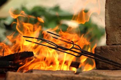 Paura a Bisceglie, ritorno di fiamma durante una grigliata: ustionati due fratelli di 14 e 20 anni. Il più grande è in rianimazione a Bari