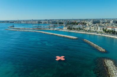 A Bari appare un cerotto sul mare grande 90 mq: «È il simbolo delle ferite nel Mediterraneo»