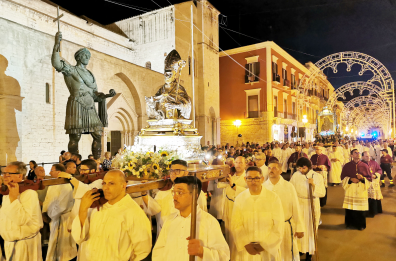 Barletta, è festa patronale  tra riti, folklore e devozione