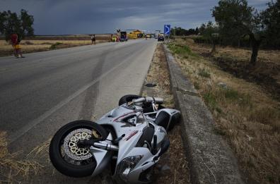 Scontro tra moto, camion e 2 auto sulla SS16 tra San Paolo Civitate e Apricena: morto un centauro 58enne