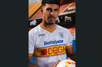 Il Lecce svela la nuova maglia «away» per la stagione 2025/2026: bianca con dettagli giallorossi e blu