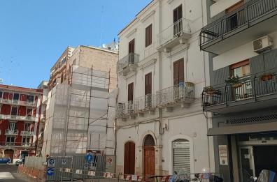 Crepe nei muri e porta bloccata: sgomberata palazzina in via Mola a Bari, nel cuore di Madonnella