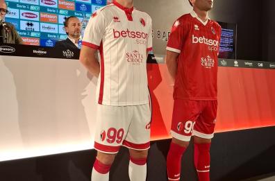 Bari, presentate le maglie e il nuovo sponsor biancorosso. Bagno di folla per mr. Caserta allo Stadio