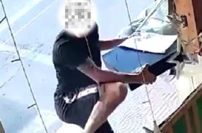 Manduria, si intrufola in un negozio e scappa con la cassa: 35enne salentino identificato e denunciato 