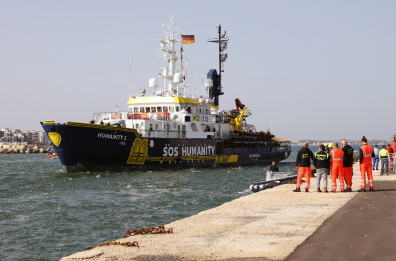 Brindisi, arrivata in porto la nave Humanity 1: a bordo 26 migranti salvati nel Mediterraneo