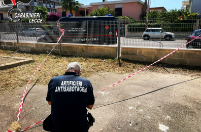 Gallipoli, ordigno artigianale trovato nel cortile di una scuola: nessun ferito, gli artificieri lo fanno brillare
