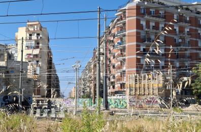 Bari, al Libertà «scompare»  il ponte in ferro del 1915: entro un mese sarà sostituito da uno nuovo