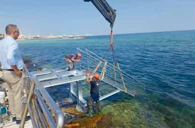 Bari, installate le nuove scalette sulla spiaggia di Pane e Pomodoro: terminate le opere di manutenzione 