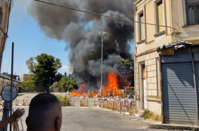 Bruciano cassette di legno e vegetazione nel vivaio storico di via Napoli a Bari: intervento dei Vigili del Fuoco