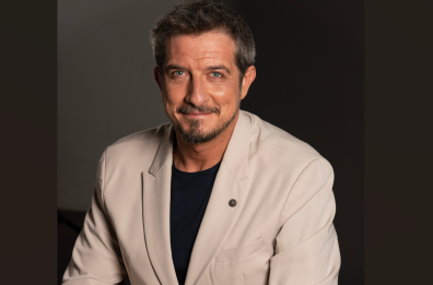 Paolo Ruffini porta in scena a Melpignano «Il Babysitter»: il mondo degli adulti visto con gli occhi dei bambini