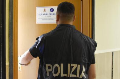 Matera, picchia l’ex in strada e nasconde una mazza da baseball in macchina: arrestato 42enne