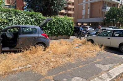 Foggia, scontro tra auto in via Silvio Pellico: due feriti, divelto un palo della segnaletica