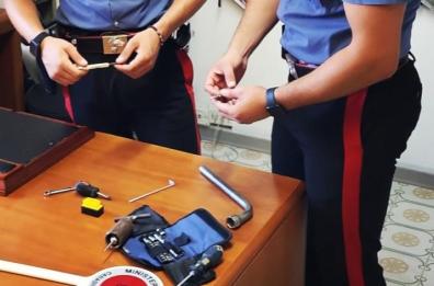 Porto Cesareo, sorpreso dai carabinieri mentre ruba un'auto tenta la fuga a piedi: arrestato 23enne