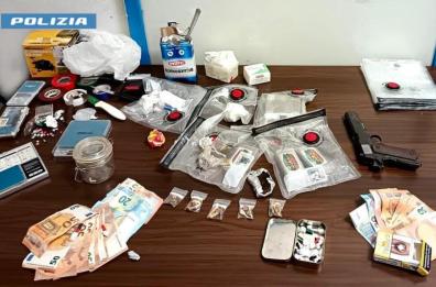 Lecce, prima il controllo in strada, poi la perquisizione a casa: trovati con droga, soldi e una pistola finta, arrestati