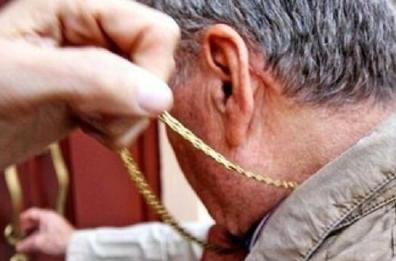 In cinque lo accerchiano per rubargli la catenina, ma lui li affronta e li fa scappare