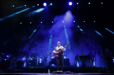 Bari, Brunori Sas sul palco del Locus: un viaggio nei suoi successi tra musica e ironia