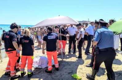 Tragedia sulla spiaggia di Torre Canne: donna ha un malore mentre fa il bagno e muore sulla spiaggia
