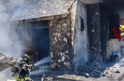 Mesagne, incendio vicino a un’abitazione: in fiamme deposito, auto e moto